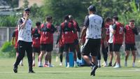 Pelatih Persija, Mauricio Souza, memimpin sesi latihan Persija Jakarta di Nirwana Park, Sawangan, Depok. (Bola.com/M Iqbal Ichsan)