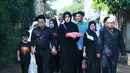 Dengan mengenakan pakaian hitam-hitam, Narji didampingi anak pertamanya dan istrinya beserta kerabatnya mengantarkan ayahnya ke peristirahatan terakhirnya di TPU Poncol tadi pagi. (Adrian Putra/Bintang.com)