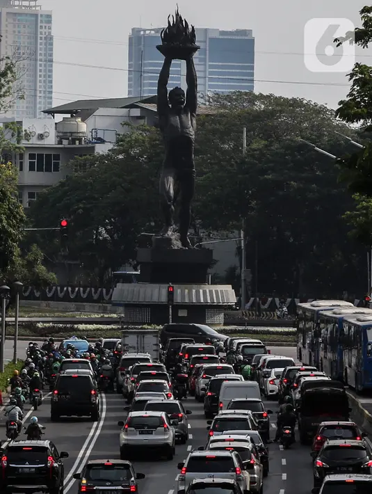 Suasana lalu lintas di Jalan Jenderal Sudirman saat hari pertama pemberlakuan ganjil-genap kendaraan di Jakarta, Senin (3/8/2020). Kebijakan ganjil-genap untuk membatasi mobilitas warga dan menghindari adanya penumpukan kendaraan di jalan raya pada masa PSBB transisi. (Liputan6.com/Johan Tallo)