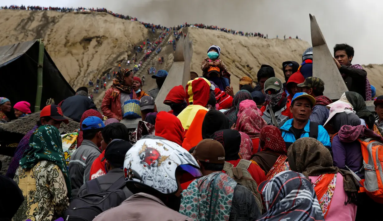 Sejumlah  warga suku Tengger saat akan menaiki tangga menuju kawah gunung Bromo, Probolinggo, Rabu (20/7). Warga nantinya akan memberi persembahan sesajen kepada Sang Hyang Widhi berupa ternak dan hasil pertanian. (REUTERS / Beawiharta) 