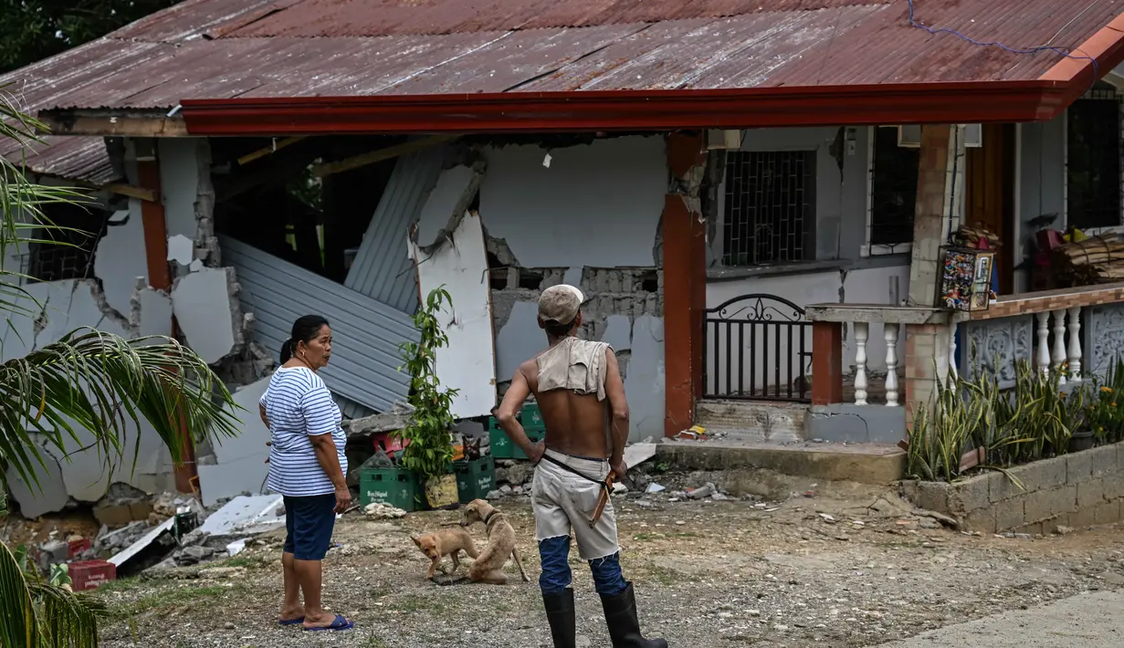 Gempa mendorong penduduk untuk mengungsi ke tempat yang lebih tinggi atau tempat penampungan darurat karena kekhawatiran gempa susulan. (Jam STA ROSA/AFP)