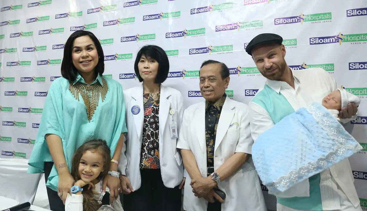 "Pemeriksaan sebelumnya, posisi bayi sudah bagus. Hanya pada saat mau lahir, anaknya melintang. Hingga persalinan usai, semua berjalan lancar," ujar Jacob J, dokter yang menangani Melaney, di RS Siloam Kebon Jeruk, Kamis (5/5). (Andy Masela/Bintang.com)