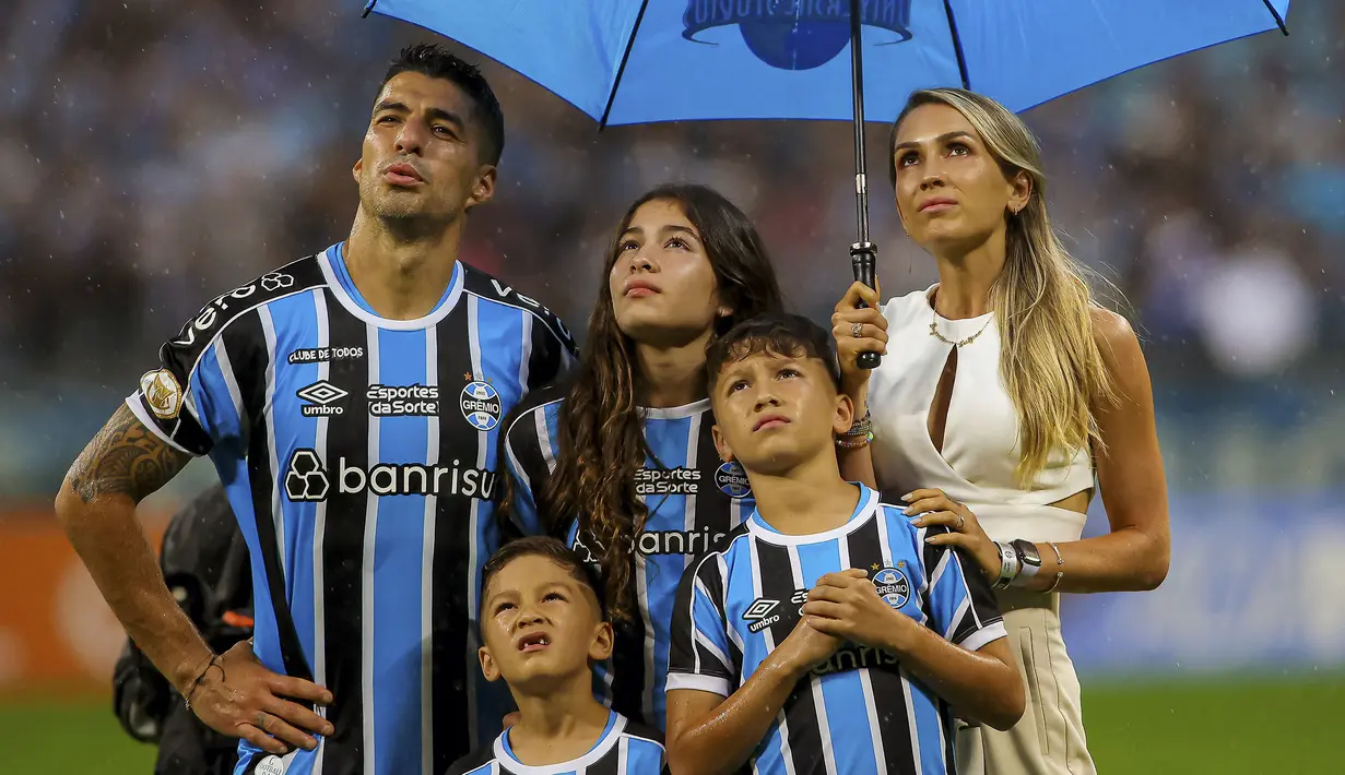 Sempat kembali ke kampung halaman dengan membela klub pertamanya, Nacional usai lepas dari Atletico Madrid, Luis Suarez kemudian bergabung dengan klub Brasil, Gremio selama semusim pada 2023. Ia sukses mencetak 29 gol bareng Gremio dari total 54 laga di semua kompetisi. (AFP/Silvio Avila)