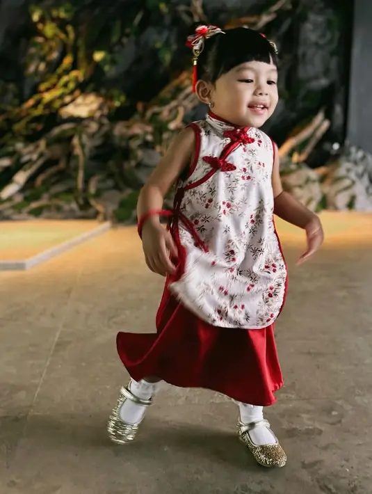 Cheongsam yang dikenakan Ameena ini memiliki nuansa warna merah bercorak floral yang cantik, warna keberuntungan untuk digunakan khususnya pada saat Imlek. [Foto: Instagram/ameenaatta]