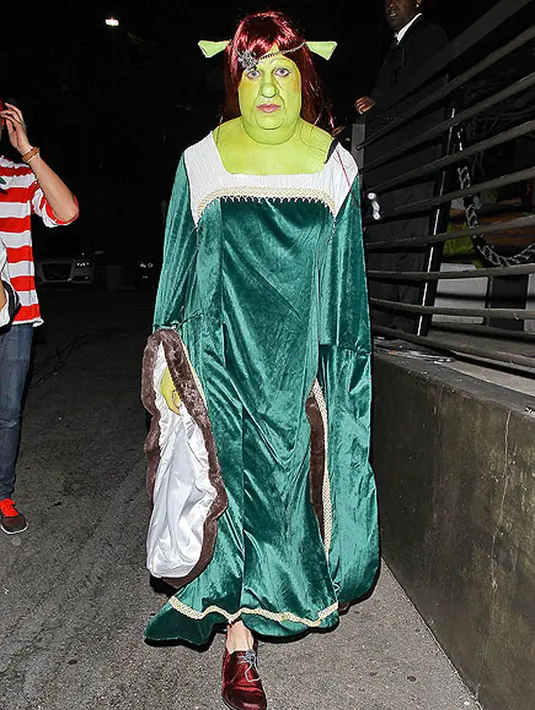 Aktor tampan Colton Haynes tampil sebagai Putri Fiona dari film 'Shrek'. Aktor 'San Andreas' ini sangat total dalam merombak dirinya untuk kostum Halloween. (via people.com)