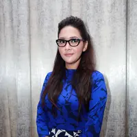 Selama ini dia telah terbiasa menjadi warga yang taat pajak. Sebagai ibu, tentunya Maia ingin memberikan pengajaran yang positif ini kepada ketiga anaknya, Al, El, dan Dul. (Deki Prayoga/Bintang.com)