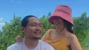 Meski belum memiliki momongan, hubungan Sinta dan suami selalu tampak mesra dan harmonis. Sinta kerap membagikan berbagai momen bahagia dan romantis bersama suami di laman Instagram pribadinya. Keduanya merupakan teman kuliah. Sinta selalu bahagia karena mereka punya hobi yang sama. (Liputan6.com/IG/@sisisinta)