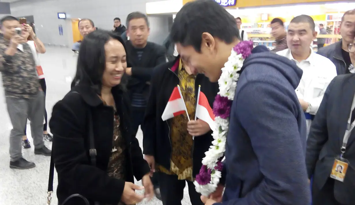 Rio Haryanto menerima karangan bunga dari Konsul (KJRI) Shanghai, Arif Gunawan dan tim di Bandar Udara Internasional Pudong Shanghai, Selasa (12/4/2016) WIB. (Bola.com/Rio Haryanto Media)