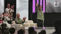 Ganjar-Mahfud mengenakan kemeja lengan panjang warna hijau lengkap dengan scraft berwarna cream, dan di bagian dada kiri bertuliskan slogan Sat Set dan nomor 3 di dada kanan. (Liputan6.com/Angga Yuniar)