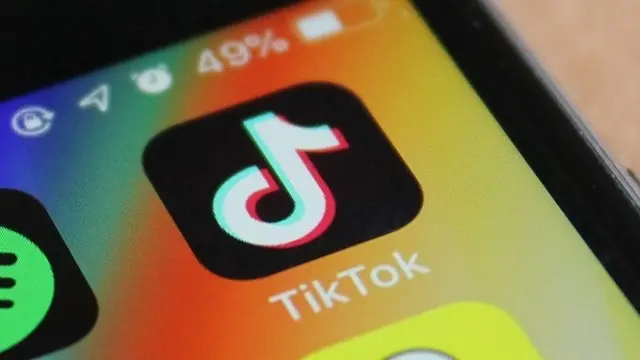 Main Tik Tok dan Selfie di Jam Kerja, Wanita Ini Lempar Handphone Karyawannya