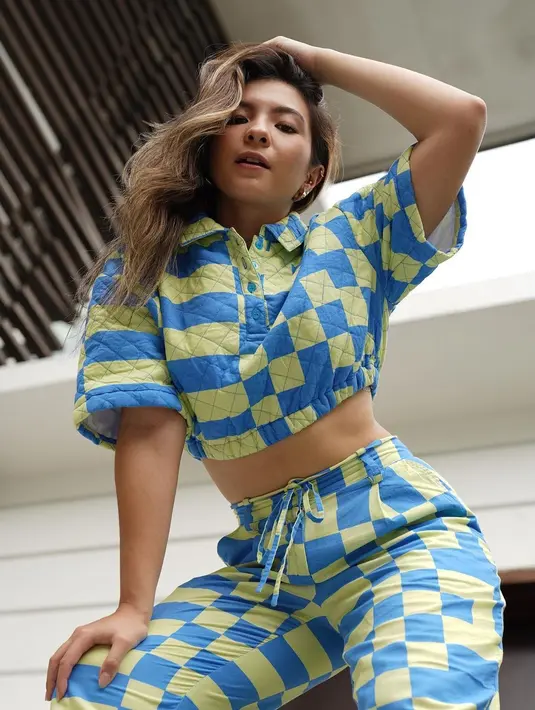 Shalom memilih pattern seru untuk memaksimalkan gayanya. Tampilan ini sempurna dijadikan acuan tampil gaya untuk hadiri festival dan konser musik yang kini semakin marak.