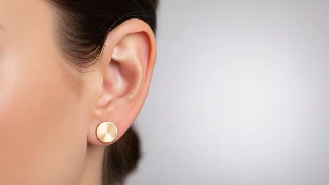 Anting emas yang ringan untuk wanita aktif dan tidak membuat telinga pegal model flat disk