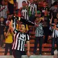 Salah satu suporter Juventus berteriak gembira merayakan kemenangan I Bianconeri atas ISL All Stars 8-1 di Stadion GBK, Jakarta, (6/8/2014). (Liputan6.com/Helmi Fithriansyah)