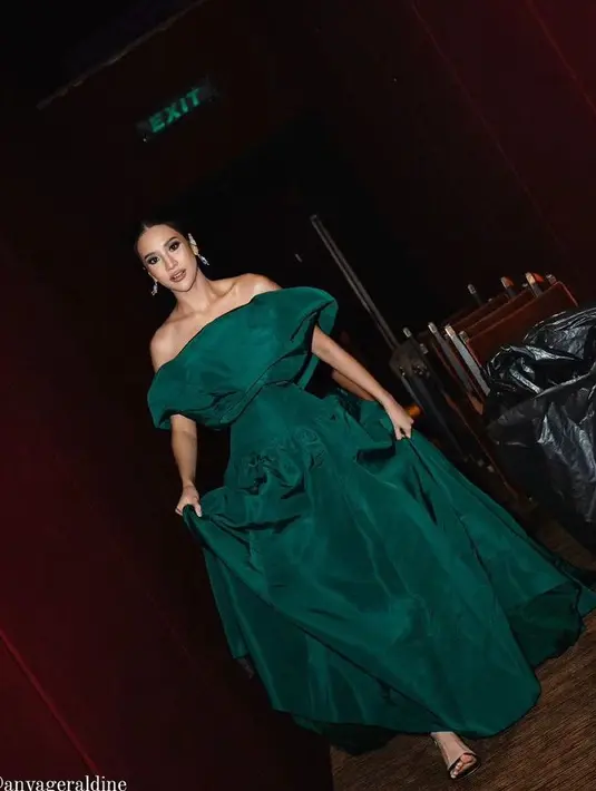 Anya juga memilih mengenakan heels berstrap yang simple namun elegan cocok dengan gaunnya. [@hairbysinta]