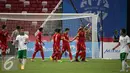 Sejumlah pemain Vietnam bersorak usai menjebol gawang Indonesia di laga perebutan tempat ketiga Sepak Bola SEA Games 2015 di National Stadium Singapura, Senin (15/6/2015). Indonesia kalah 0-5. (Liputan6.com/Helmi Fithriansyah)