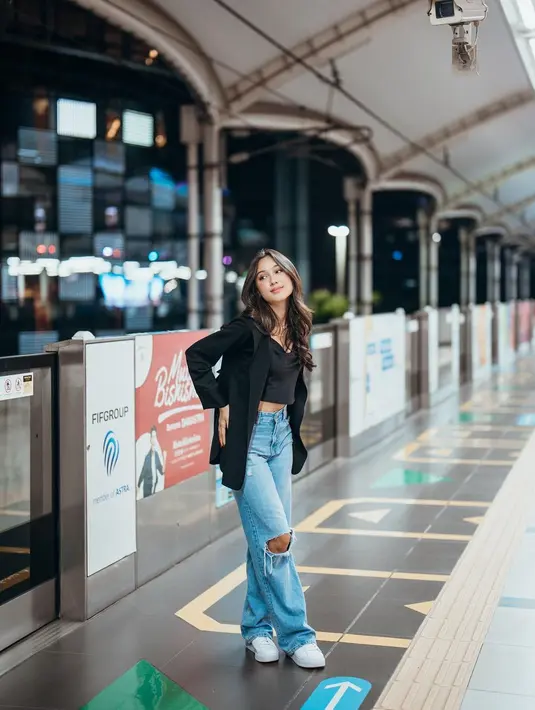 Pakai blazer hitam untuk acara kasual seperti Yasmine Napper. Yasmine terlihat mengenakan cropped top hitam yang ditumpuknya dengan blazer yang juga berwarna hitam. Untuk kesan kasual, Yasmine memadukan penampilannya ini dengan celana jeans dan sneakers putih. Foto: Instagram.