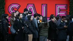 Sejumlah orang mengantre masuk ke Selfridges department stores menjelang Boxing Day di pusat kota London, Senin (26/12). Pada Boxing Day, pusat-pusat perbelanjaan London dan wilayah Inggris yang lain diserbu jutaan pemburu diskon. (DANIEL Leal-Olivas/AFP)