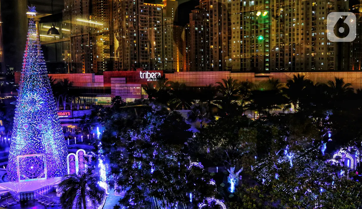 Dekorasi Natal menghiasi mal Central Park, Jakarta, Rabu (11/12/2019). Sejumlah pusat perbelanjaan di Jakarta mulai memasang dekorasi Natal untuk menarik minat pengunjung agar datang dan berbelanja. (Liputan6.com/Johan Tallo)