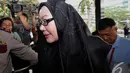 Ratu Atut Chosiyah tak menanggapi pertanyaan awak media. Ia langsung masuk menuju lobi KPK, Jakarta, Senin (10/11/2014)(Liputan6.com/Miftahul Hayat) 