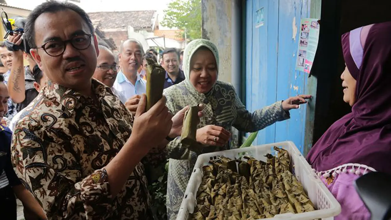 Menteri ESDM Sudirman Said dan Walikota Surabaya Tri Rismaharini mengunjungi Kampung Lontong.