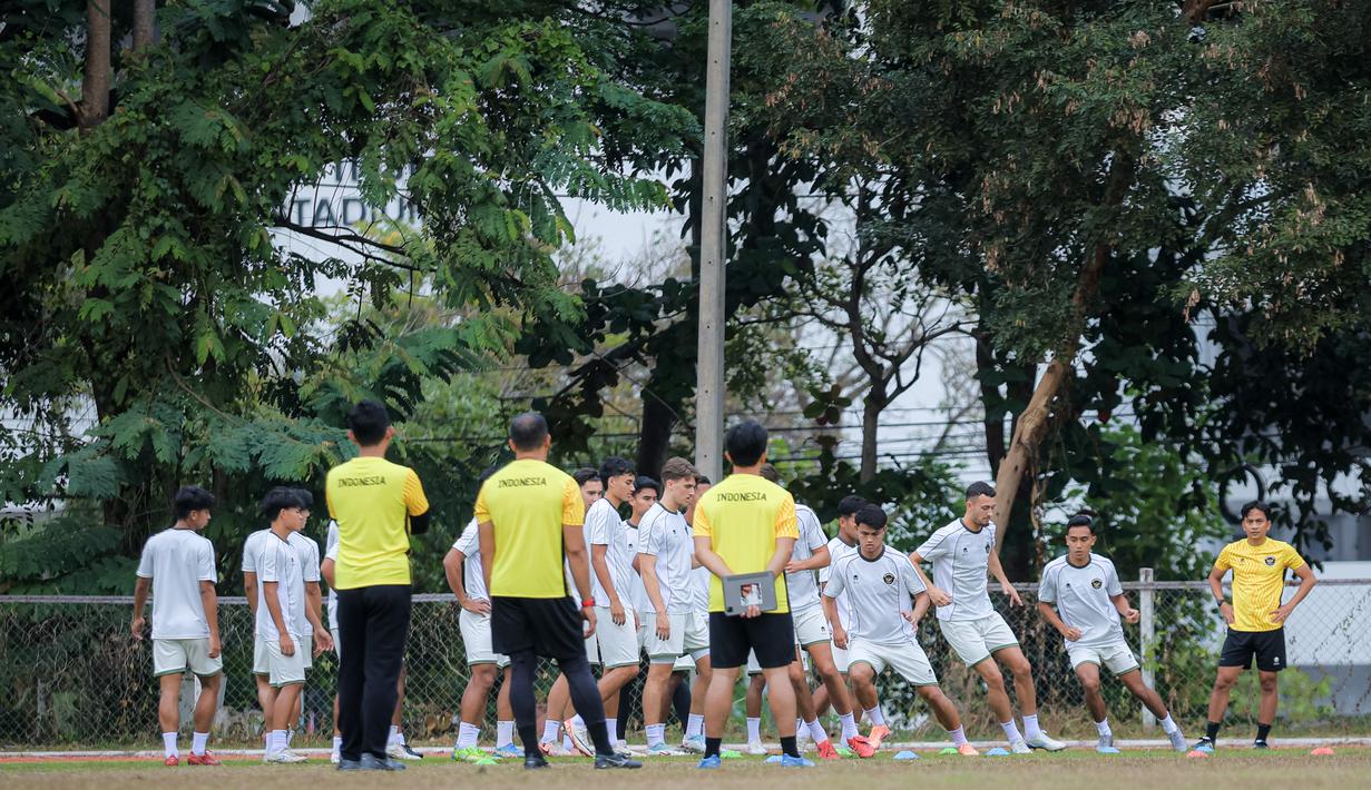 Hasil tersebut menjadikan tiket lolos ke semifinal dari Grup C sudah pasti milik Filipina U-22 yang sebelumnya meraih kemenangan atas Myanmar. Tampak dalam foto, pemain Timnas Indonesia U-22 melakukan sesi latihan resmi jelang melawan Myamar pada matchday kedua Grup C SEA Games 2025. (Bola.com/ Bagaskara Lazuardi)