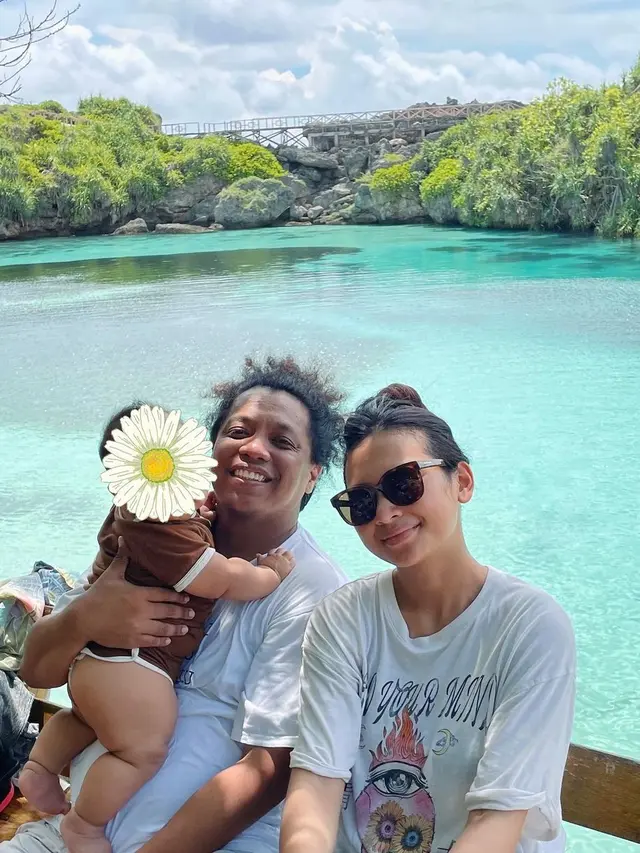 6 Potret Indah Permatasari dan dan Arie Kriting Liburan di Sumba, Selalu Romantis