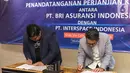 CEO ACCESSTRADE Indonesia, Prayudho Rahardjo dan Dirut BRI Insurance (BRINS) Fankar Umran saat Penandatanganan Perjanjian kerjasama Affiliate Marketing di Jakarta, Selasa (17/11/2020).BRINS memperluas poduk dan jangkauan pasar bisnis asuransi melalui ekosistem digital (Liputan6.com/Pool/Accesstrade)