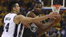 Pemain Warriors, Kevin Durant (kanan) mencoba melewati adangan pemain San Antonio Spurs, Danny Green pada playoffs NBA Basketball di Oracle Arena, Oakland, California, (16/4/2018). Warriors menang 116-101. (AP/Ben Margot)
