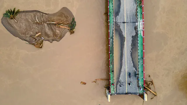 Diterjang Banjir Luapan Sungai Meureudu, Jembatan Penghubung Banda Aceh-Medan Putus Total