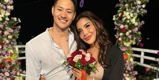 Millen tampil elegan dibalut dress warna mocca yang dipadukan dengan cardigan panjang warna hitam. [Foto: IG/millencyrus].