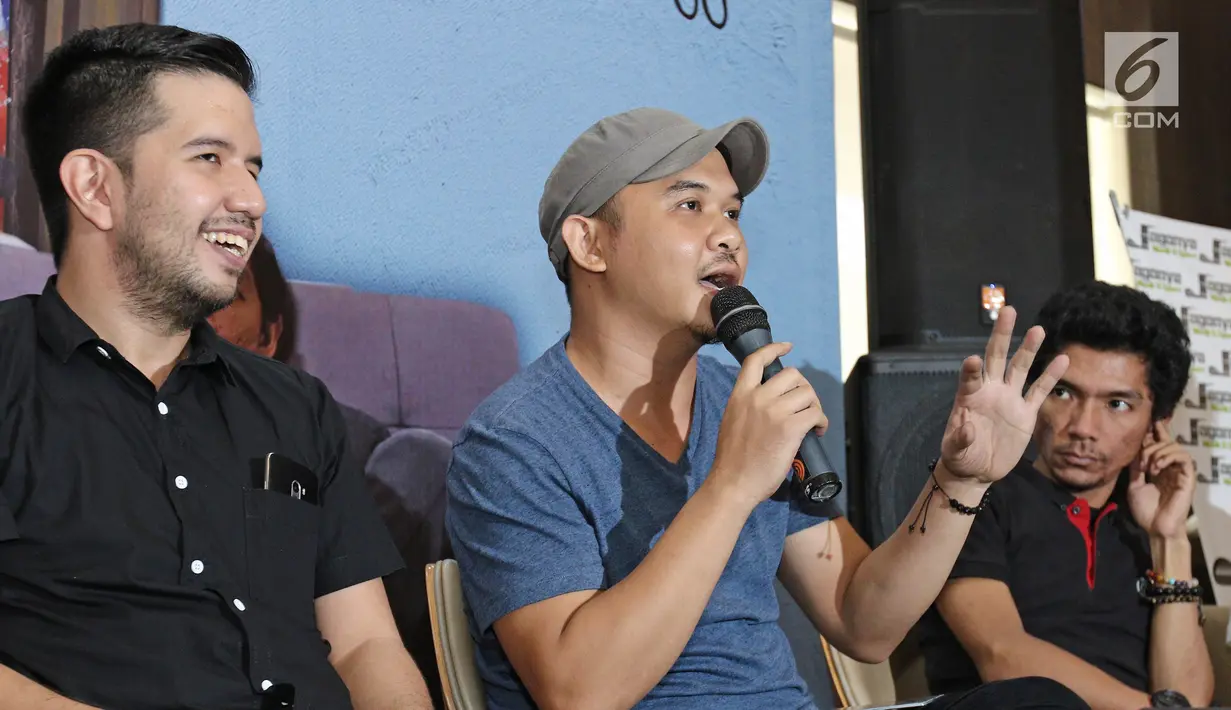 Drummer Payung Teduh, Alejandro Saksakame (tengah) memberi keterangan saat merilis album terbaru di kawasan Kemang, Jakarta, Selasa (19/12). (Liputan6.com/Herman Zakharia)