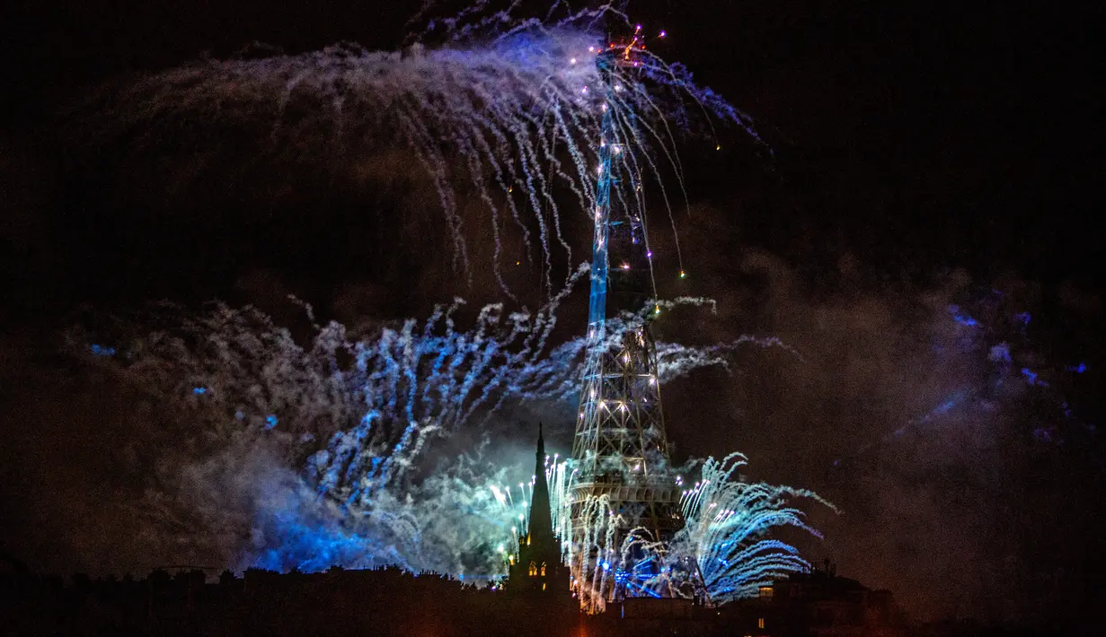 Kembang api menerangi Menara Eiffel selama perayaan Hari Bastille di Paris pada Selasa (14/7/2020) malam. Perayaan yang digelar setiap tanggal 14 Juli ini dalam rangka untuk memperingati penyerbuan benteng penjara Bastille pada 14 Juli 1789 silam. (AP Photo/Rafael Yaghobzadeh)