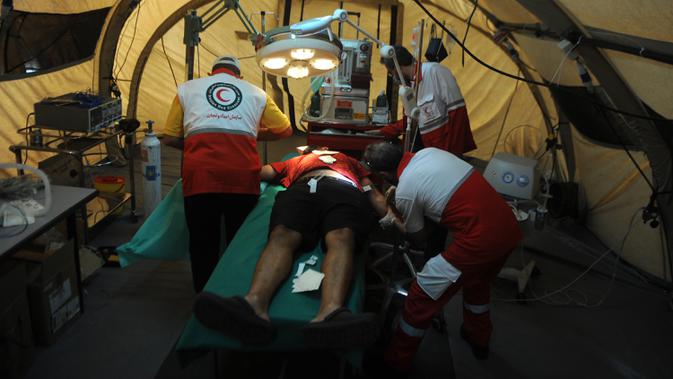 Para pekerja medis merawat pasien di rumah sakit lapangan bantuan dari Iran di Beirut, Lebanon, 10 Agustus 2020. Lebanon menerima bantuan rumah sakit lapangan dari sejumlah negara dalam beberapa hari terakhir. (Xinhua/Bilal Jawich)