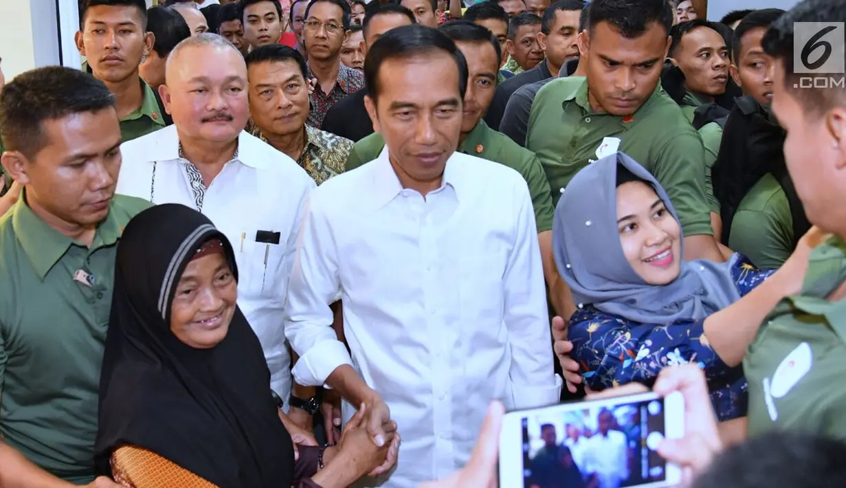 Presiden Jokowi bersalaman dengan seorang wanita paruh baya saat menyambangi Palembang Square, Palembang (21/1). Dalam kesempatan itu, Presiden Jokowi didampingi Gubernur Sumatera Selatan Alex Noerdin. (Liputan6.com/Pool/Biro Setpres)