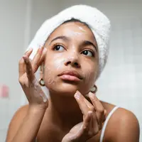 Amino acid cleanser hadir sebagai pilihan pembersih wajah yang lembut untuk membantu mengangkat kotoran tanpa membuat kulit terasa kering. (Foto/Dok: Pexels)