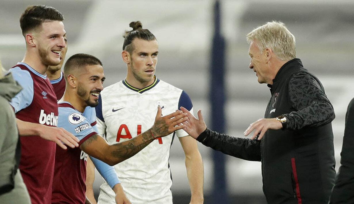 Pemain Tottenham Hotspur, Gareth Bale, tampak kecewa melihat pemain West Ham United merayakan kemenangan pada laga Liga Inggris Senin (19/10/2020). Kedua tim bermain imbang 3-3. (AP/Matt Dunham, Pool)