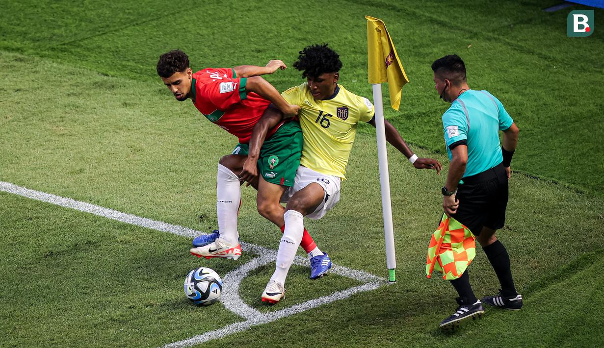 <p>Pemain Timnas Maroko U-17, Ayoub Chaikhoun (kiri) berebut bola dengan pemain Timnas Ekuador U-17, Yandri Vasquez pada laga kedua Grup A Piala Dunia U-17 2023 di Stadion Gelora Bung Tomo (GBT), Surabaya, Senin (13/11/2023). (Bola.com/Bagaskara Lazuardi)</p>