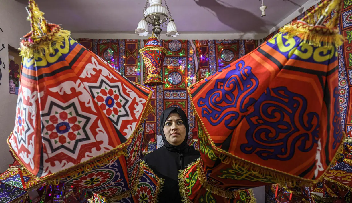Lentera tradisional "fanous" untuk dekorasi menjelang bulan suci Ramadan ditunjukkan oleh perajin Palestina, Reham Shurab, di bengkel rumahnya di Khan Yunis di Jalur Gaza Selatan pada Senin 13 Maret 2023. Menjelang Ramadan, biasanya warga Palestina mulai menghiasi jalanan dengan bendera warna-warni dan lampu-lampu yang sangat meriah. (SAID KHATIB/AFP)
