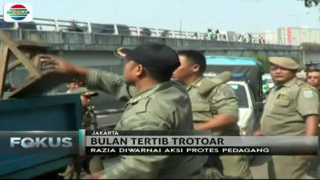 Operasi tertib trotoar di sepanjang Jalan Hayam Wuruk dan Gajah Mada, Jakarta Barat, mobil minibus berplat merah ikut terjaring razia. 