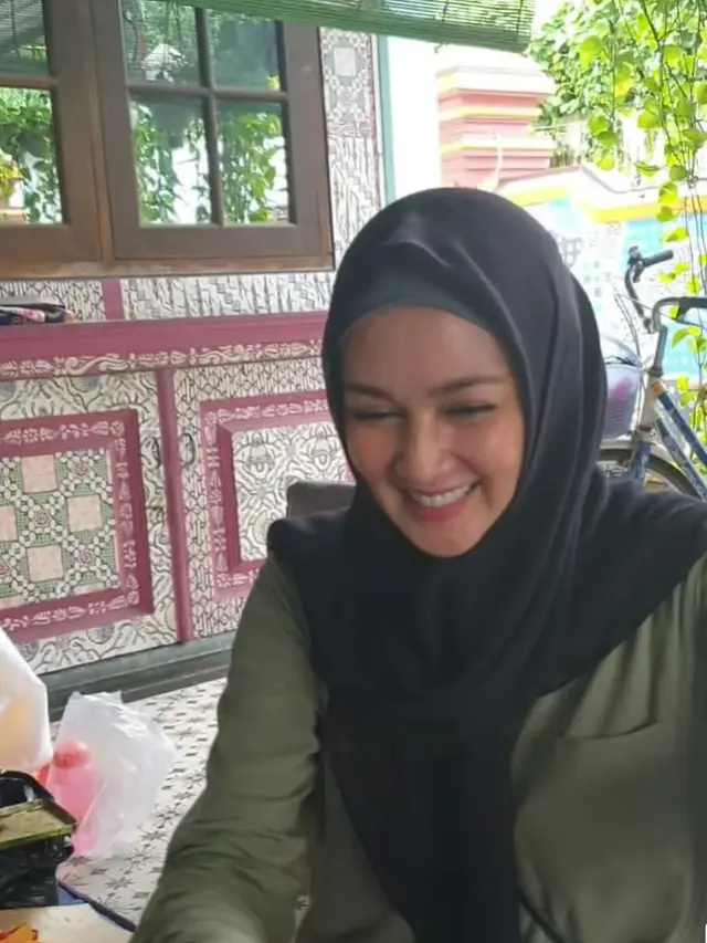Potret Dina Lorenza sedang belajar membatik (Sumber: Instagram/dinalorenza1975)