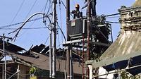 Perbaikan jaringan listrik yang rusak akibat gempa di sebuah kawasan kota Tua Kota padang, Sumbar, Jumat (9/10). (ANTARA)
