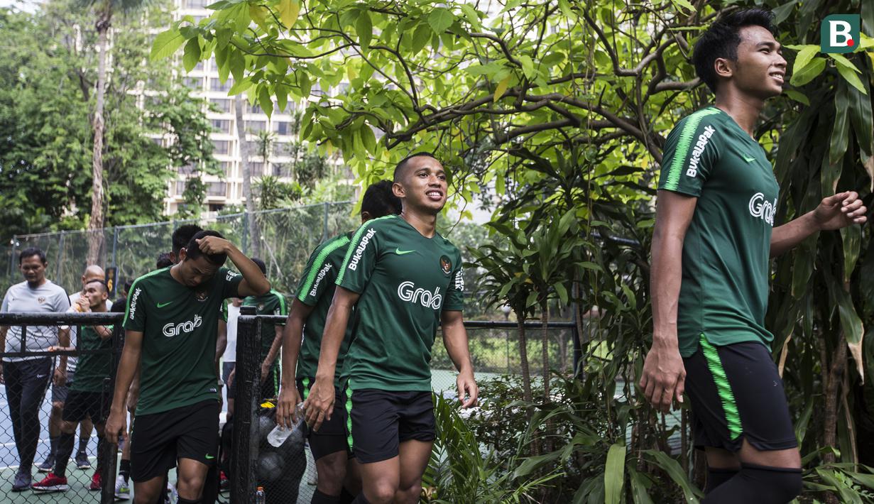 Pemain Timnas Indonesia, Irfan Jaya, usai latihan di Hotel Sultan, Jakarta (14/11). Latihan ini merupakan persiapan jelang laga Piala AFF 2018. (Bola.com/Vitalis Yogi Trisna)