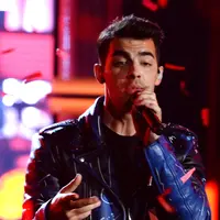 Ketika menjadi salah satu bintang tamu di acara Watch What Happen Live, Joe Jonas diwajibkan untuk menjawab pertanyaan denganwaktu singkat. Pertanyaan apakah itu?. (AFP/Bintang.com)