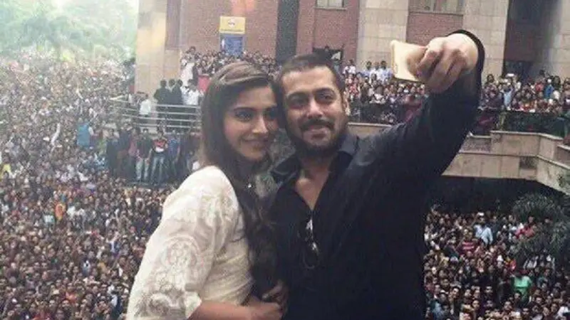 Salman Khan dan Sonam Kapoor selfie di hadapan ribuan penggemarnya. (koimoi.com)