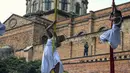 Sejumlah artis tampil pada Hari Hak Asasi Manusia di Medellin, Antioquia, Kolombia, 10 Desember 2021. Hari Hak Asasi Manusia dirayakan tiap tahun oleh banyak negara di seluruh dunia setiap tanggal 10 Desember. (JOAQUIN SARMIENTO/AFP)