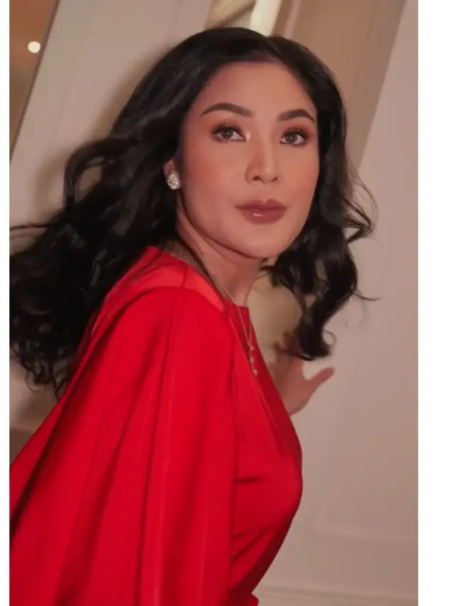 6 Detail Gaun Nindy Ayunda di Ultah Dito Mahendra, Memukau Pakai Dress Satin Merah