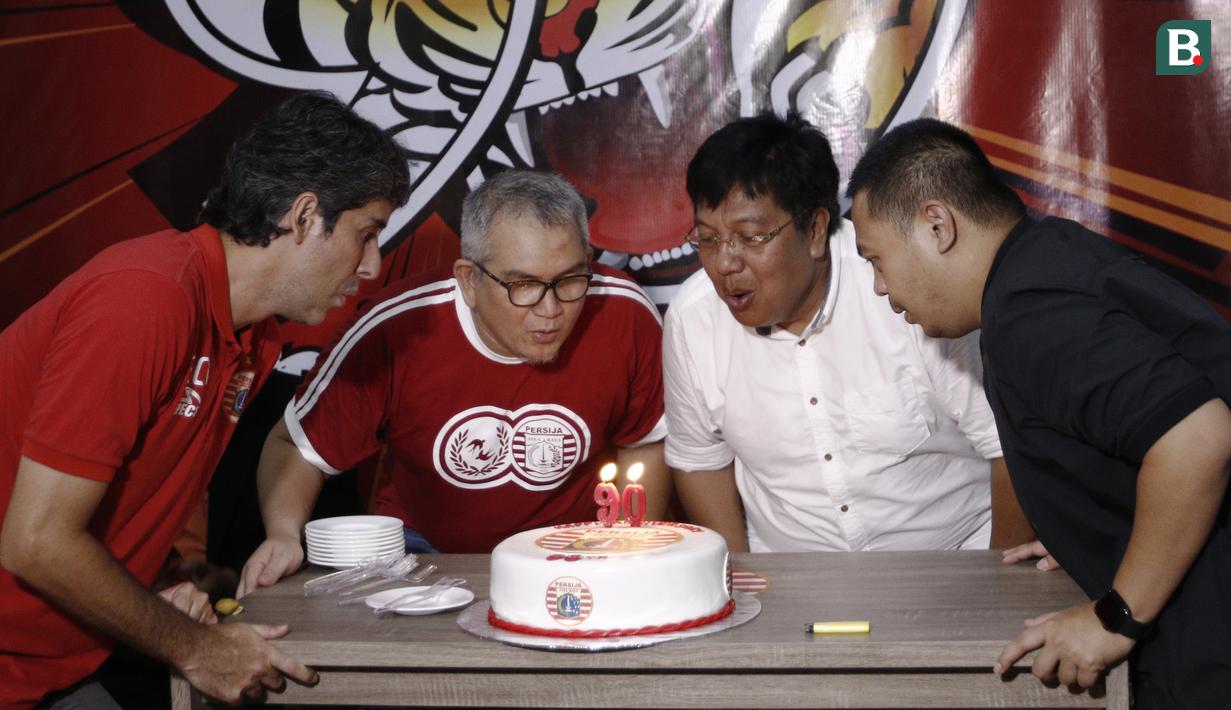 Direktur Utama Persija Jakarta, Gede Widiade, didampingi Ketua Umum Jakmania, Ferry Indrasjarief dan pelatih Stefano Teco saat acara syukuran di Kantor Persija, Jakarta. Acara ini merupakan peringatan hari jadi Persija ke-90. (Bola.com/Yoppy Renato)