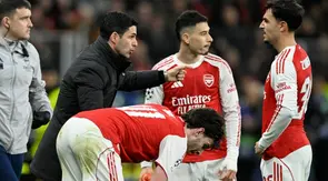 Manajer Arsenal asal Spanyol, Mikel Arteta (kiri ke kanan), memberikan instruksi dari pinggir lapangan kepada gelandang Arsenal asal Inggris bernomor punggung 41, Declan Rice, gelandang Arsenal asal Brasil bernomor punggung 11, Gabriel Martinelli, dan bek Arsenal asal Spanyol bernomor punggung 36, Martin Zubimendi, selama pertandingan leg pertama babak 16 besar Liga Champions UEFA antara Bayer 04 Leverkusen vs Arsenal di Leverkusen, Jerman barat, pada 12 Maret 2026. (INA FASSBENDER/AFP)
