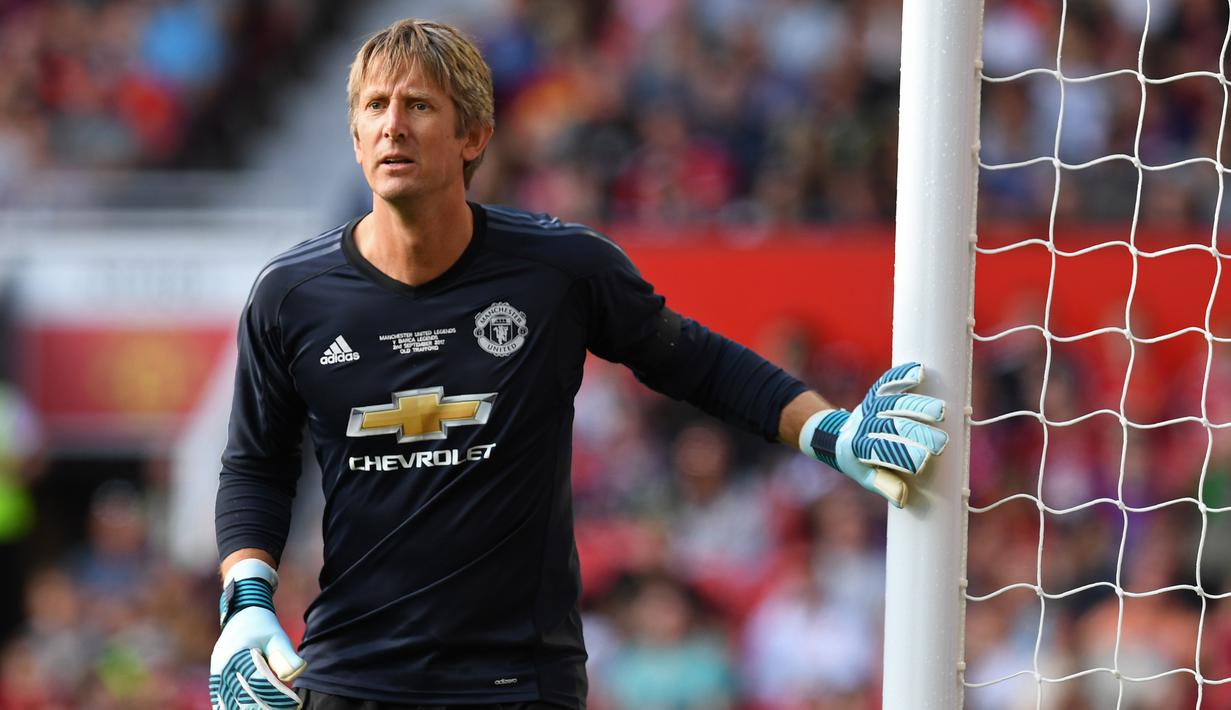 3. Edwin van der Sar - Edwin van der Sar juga tercatat sebagai salah satu kiper terbaik di Liga Inggris bersama Manchester United. Van Der Sar memenangkan 4 gelar Liga Premier Inggris, 2 Piala Liga Inggris, 1 trofi Liga Champions, dan 1 gelar FIFA Club World Cup. (AFP/Paul Ellis)