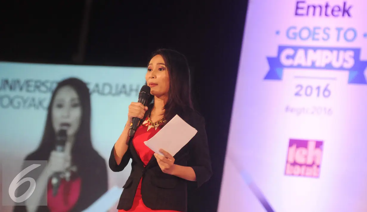 Presenter membawakan acara News Presenters Competition EGTC 2016 di Universitas Gadja Mada, Yogyakarta, Kamis (3/11). Kompetisi ini menyaring peserta yang memiliki kemampuan baik dalam membawakan berita dan  berwawasan luas. (Liputan6.com/Helmi Affandi)
